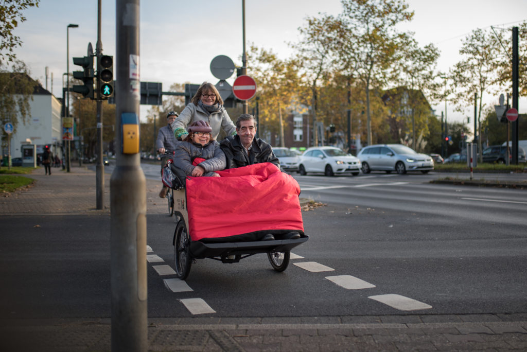 Fahrt mit der Rikscha: Der Radweg kreuzt eine Straße